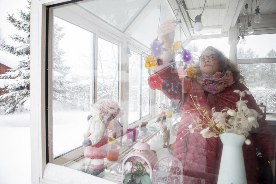 ”Elämässäni on ollut hirveitä vuosia, mutta ne tekivät minusta sen, mikä olen nyt. Onnellisin olen siitä, että olen oppinut kiitollisuutta”, Sanna sanoo kotonaan Nivalassa.