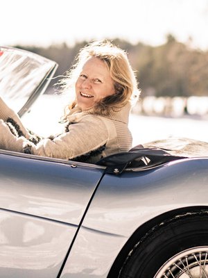 Pimeys äänineen ja tuntemuksineen lakkasi kauhistuttamasta Kaija Juurikkalaa, kun hän lopulta uskalsi puhutella sitä. Avainkysymys oli: ”Kuka siellä?”