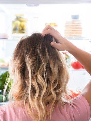 Meniköhän nämä nyt oikein tänne hyllylle? (Ota nyt ainakin ne kananmunat jääkaapin ovesta pois!)