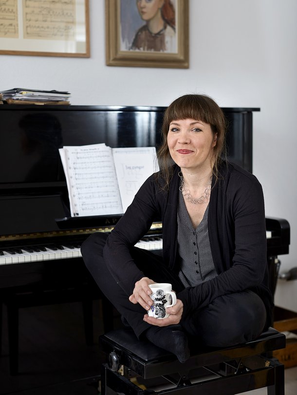Julia työskentelee kaltoinkohdeltujen lasten parissa. ”Työni ansiosta olen ymmärtänyt, kuinka lapset ovat vanhempiensa armoilla. Sen oivaltaminen saa halaamaan omiakin lapsia hiukan enemmän ja lujempaa.”