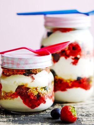 Tuorepuuro on helppo napata purkissa mukaan kiireisenä aamuna.