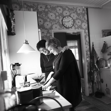 Marita opetti tyttärelleen Annikalle, että vieraille tarjotaan aina ruokaa ja jälkiruokakahvin kanssa makeaa.