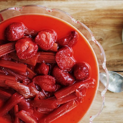 Pannacotan voi tehdä laakeaan astiaan tai annosmaljoihin. Tarkoitukseen sopivat erinomaisesti pienet lasiset vauvanruokapurkit.