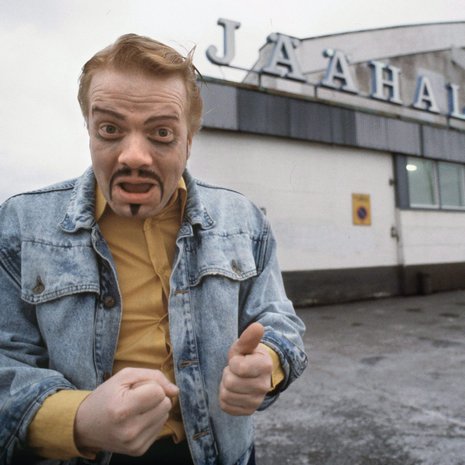 Jumankauta, juu nääs päivää! Legendaarisen Kummeli-sarjan Matti Näsä (Heikki Silvennoinen) olisi todennäköisesti ihanteellinen puoliso. (PS. Jäähallliin tulee oikeasti ainakin kolme ällää.)