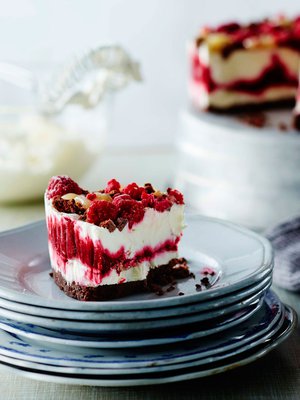 Juustokakku saa nyt kylmää kyytiä! Kun herkku vierailee pakastimessa, et tarvitse lainkaan liivatetta.