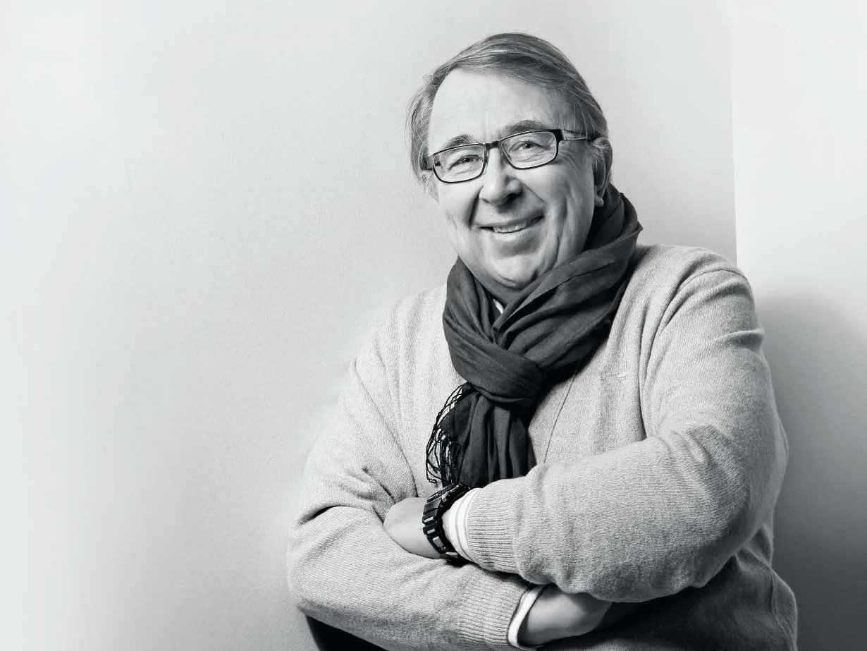 68-vuotias filosofian professori emeritus Timo Airaksinen julkaisi juuri kirjan Halun vallassa – onnellisuutta etsimässä. Hänestä suomalainen onni on luminen mäntymetsä omakotitalon ikkunassa. ”Mutta mihin se riittää tässä pahassa maailmassa?” hän kysyy.