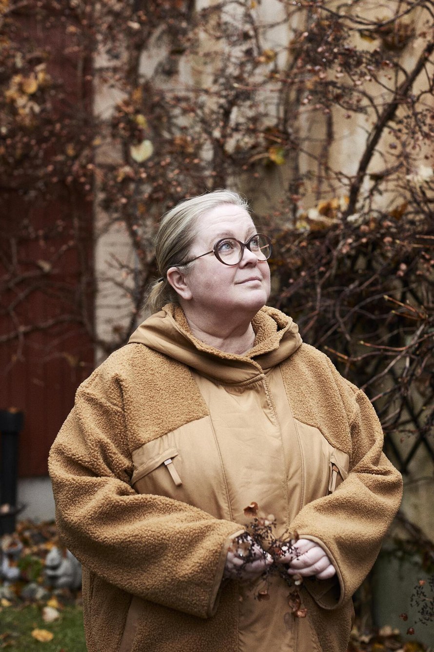 Sari Mäki hoiti muistisairaan äitinsä asioita tämän kolme viimeistä vuotta. ”Ne muistisairaat, joilla ei ole tarmokasta läheistä katsomassa, että hoito etenee, saattavat jäädä jalkoihin”, hän miettii.