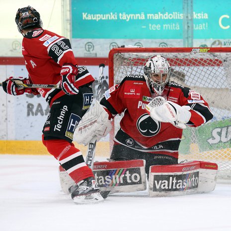 Nyt finaalissa pelaava HIFK kohtasi Ässät Porissa tammikuussa. Maalissa pelasi silloin Andreas Bernard. Ässien maalilaulu on Patasydän.
