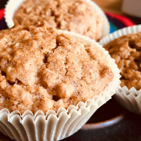Näissä muffineissa omenasose tuo taikinaan mehevyyttä, mutta omenan maku ei tule esiin liikaa.