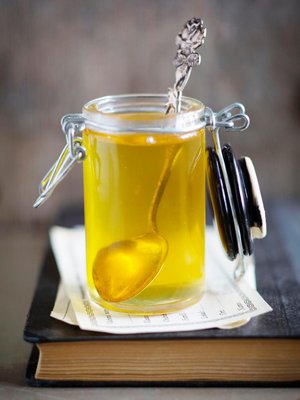 Voikukkasiirappia voi käyttää hunajan tapaan ruokien ja leivonnaisten makeuttajana. Se maistuu sellaisenaan myös esimerkiksi lettujen päällä.