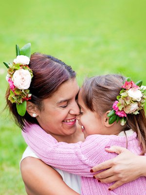 Äidin ja tyttären kauniit hiuskoristeet tehtiin ruusuista ja hortensioista sekä erilaisista vihreistä lehdistä.