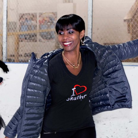 37-vuotias Rita pakeni Ruandan sisällissotaa ja saapui Suomeen pakolaisena 17 vuotta sitten. Hänellä on kirjanpitoalan yritys ja hän asuu Järvenpäässä miehensä ja tyttäriensä Janitan, 8, ja Jutan, 9, kanssa. Rita on ohjannut jäälle muitakin kuin tyttärensä.