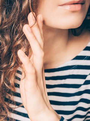 Suihkepulloon voi itse tehdä ekologisia muotoiluaineita helposti.