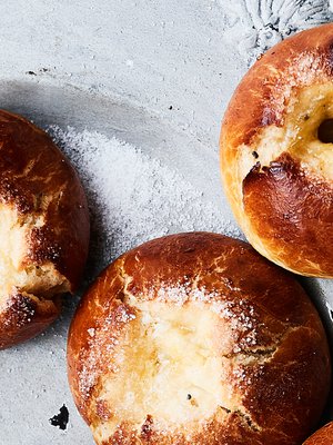 Karamellisoitunut voisilmä katsoo uunituoreista pullista lumoavasti.