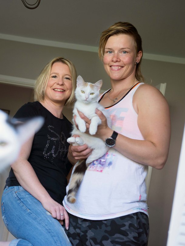 Sairaanhoitaja Saija Kannusmäki, 39, ja lastenhoitaja Nina Löfhjelm, tuttavallisesti Löffe, 36, asuvat Helsingissä. Lapset Anni, 9, ja Emil, 6, Saijan edellisestä liitosta asuvat vuoroviikoin pariskunnan luona. Joukkoon kuuluvat myös kissat Maukka ja Mimmi.
