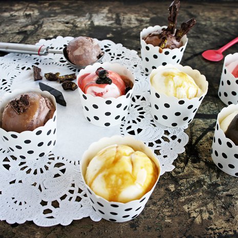 Näillä perinteisestä poikkeavilla kastikkeilla kruunaat kesän parhaat jäätelöannokset.