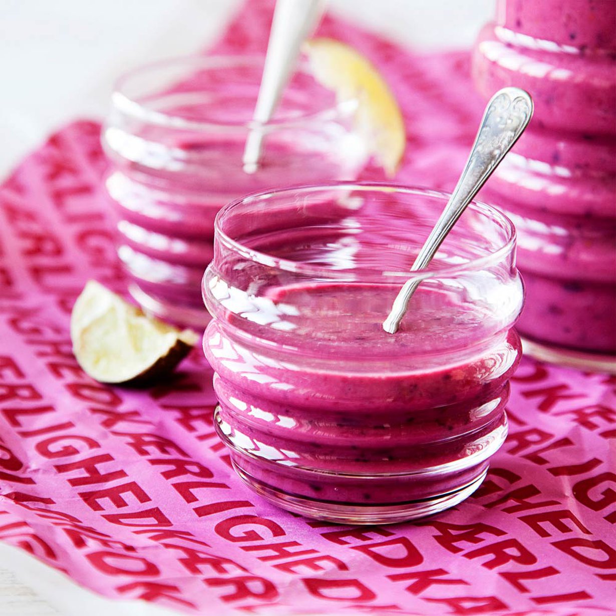 Smoothieen voi kätkeä kaikkia pakastimeen jääneitä marjoja.