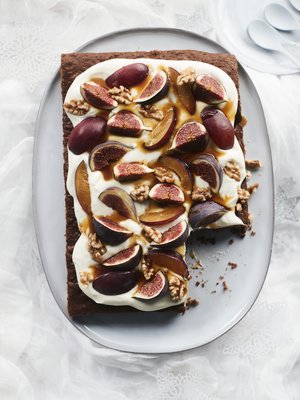 Puolikas pellillinen taatelikakkua ja puolikas annos täytettä riittävät tyylipuhtaaseen kertatarjoiluun.