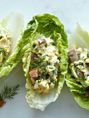 Täytetyt salaattiveneet on tarkoitettu sormin naposteltaviksi.