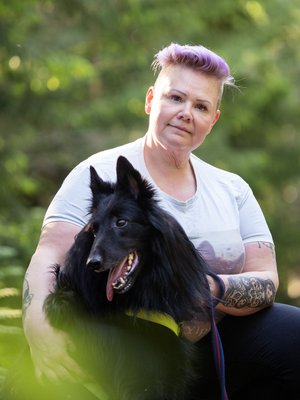 Rockartisti Herra Ylpön mukaan nimetty belgianpaimenkoira Ylppö on Marin uskollinen seuralainen. Lapsena perheen koirat olivat Marille kuin sisaruksia.