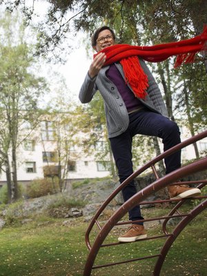 Sami Sykkö ei ole kiipeillyt missään niin paljon kuin tässä, lapsuudenkodin pihassa. ”Työläisalueella kenelläkään ei ollut varaa olla parempi kuin muut. Lapsuuteni luksusta olivat kiivit kaverin kotona.”  