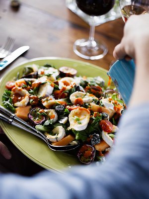 Tähän helppoon salaattiin tulee parsan lisäksi melonia, avokadoa ja vuohenjuustoa.