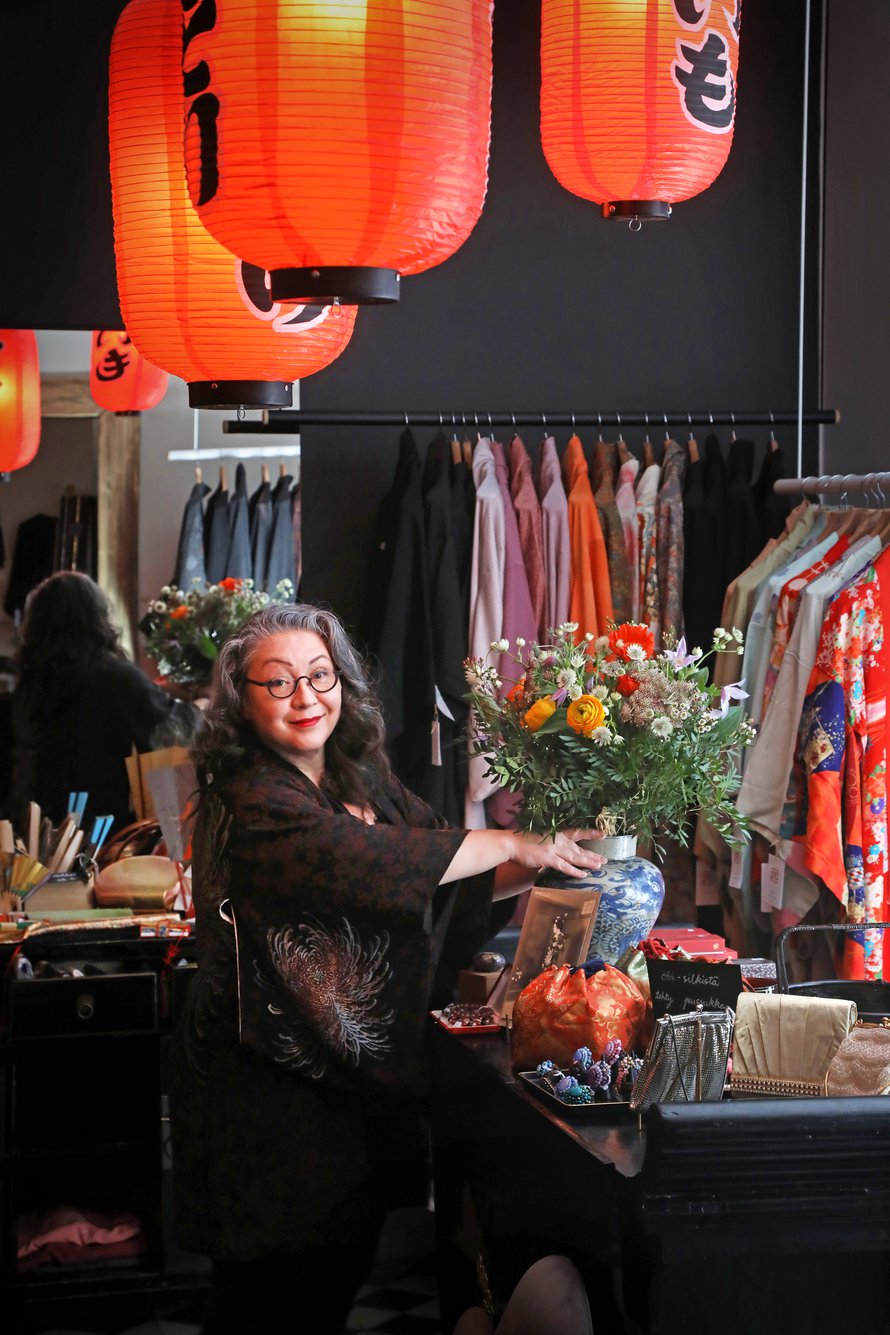 Annamaria viehättää kimonoissa ajattomuus ja oman ajan muodin kuvastaminen. Kimonon ajoittaminen voi olla haaste, mutta väritys, tyyli ja kudonta- ja värjäystekniikat antavat vinkkejä. 