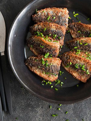 Pihvit voi leivittää myös hienoksi murennetulla hapankorpulla ja täytteeksi levittää notkistettua tuorejuustoa.