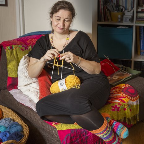 Marjutilla on neuletuoli, jonka ympärillä ovat langat ja tarvikkeet. Aikuisuuden kynnyksellä olevat tyttäret ovat oppineet, että äiti kyllä kuuntelee, vaikka koko ajan neuloisikin.
