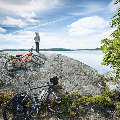 Pienet patotien pätkät ovat reitin ihastuttavinta ajettavaa. Lintusalontieltä Niinisaaren jälkeen pääsee ihailemaan Saimaata.