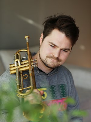 Trumpetisti Verneri Pohjola tulkitsee kesäkuun alussa ilmestyvällä Pekka-levyllään isänsä, basisti Pekka Pohjolan musiikkia.