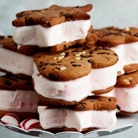 Piparminttupuffetit voi askarrella hyvissä ajoin pakastimeen odottamaan herkkuhetkeä.