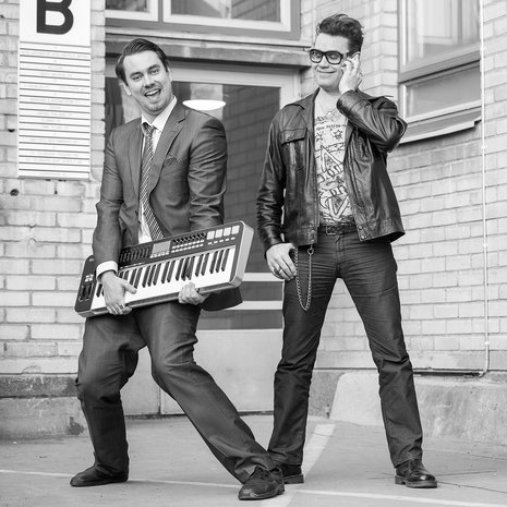 Miro (vas.) ja Samuli Laiho ovat velipuolia ja ­musiikkibisneksen ammattilaisia, ­mutta he eivät ole tehneet musiikkia yhdessä. 