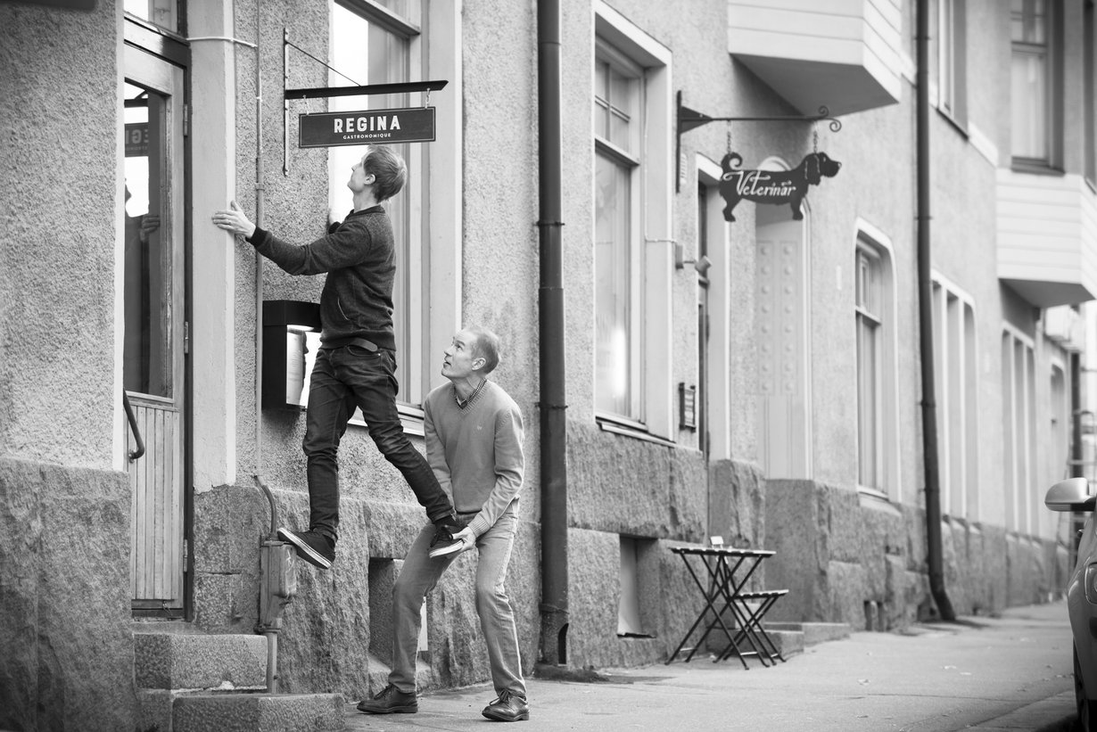 Nyt on pojan ravintolan kyltti suorassa! Markus Fogelholm harrastaa kiipeilyä, Mikael Fogelholm kestävyysliikuntaa.