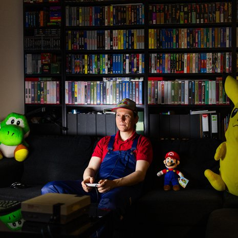 Jari pukeutui pelihetkeen kuin Mario. Pehmo on joululahja ystävältä. ”Olen saanut myös hienon hamahelmistä kootun joulukranssin, jossa  on pelihahmoja.”