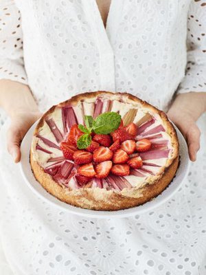 Kesää kelpaa juhlia helpolla raparperipiirakalla ja tuoreilla mansikoilla.