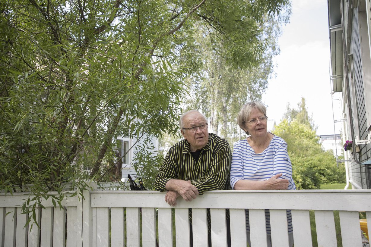 Seppo on jo eläkkeellä, Liisa vasta totuttelee. ”Seuraelämämme on hirveän hiljaista. Viihdymme niin hyvin kahdestaan”, Liisa sanoo.