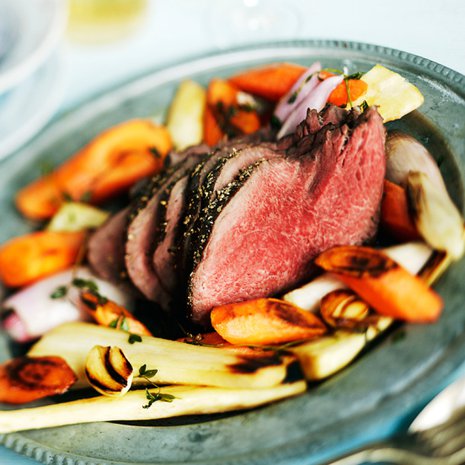 Leikkaa paahtopaisti mahdollisimman ohuiksi viipaleiksi.