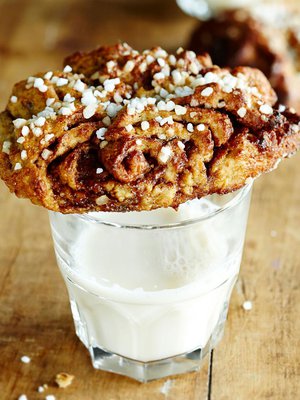 Täysi kymppi! kommentoi korvapuusteja leiponut keliaakikko. Gluteenittomat pullat ovat myös maidottomia, ja muhkea maku tulee mantelimaidosta, mantelijauhosta ja muscovadosokerista. Pullan reseptin löydät kyselyn lopusta.