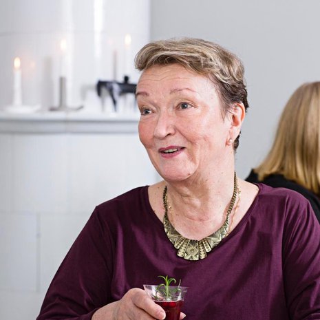 Perhekummi Liisa Pöyhönen kuvassa, joka otettiin joulun 2016 alla Kodin Kuvalehden Hyväntekijät joulupöydässä -juttuun.