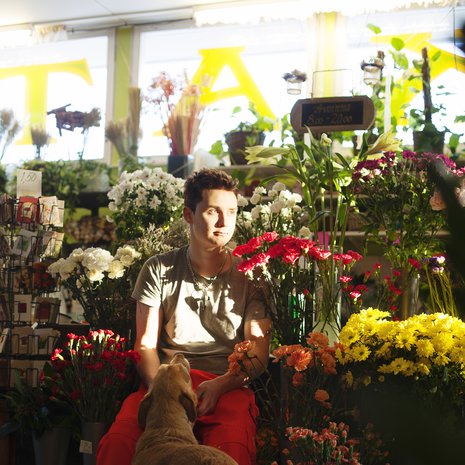 Teemu Nikkanen on pakertanut töitä puutarhayrityksessään puoli vuotta putkeen. Häntä nyppii vain se, että päivien välissä on yöt.