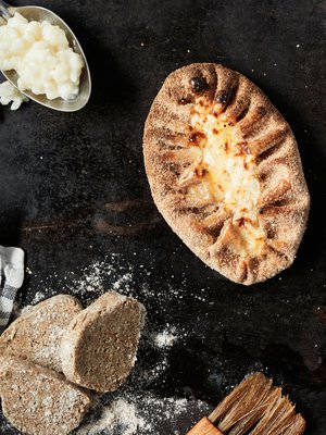 Kuori paistuu rapsakaksi, kun lämmität pellin ennen paistoa tulikuumaksi.