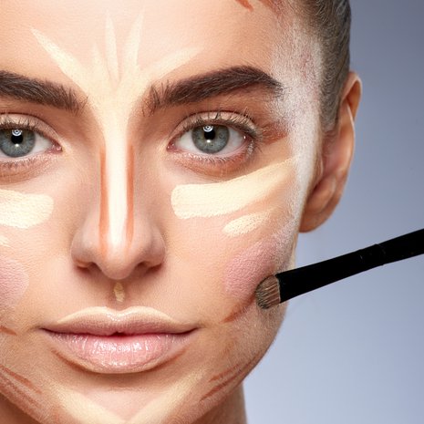 Tässä ei tehdä sotamaalausta vaan contouring-meikkiä.