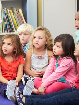 "Aika usein lapset toteavat, että ihanaa, kun joku lukee", sanoo lasten satutunteja järjestävä erikoiskirjastovirkailija Katri Sajalahti.