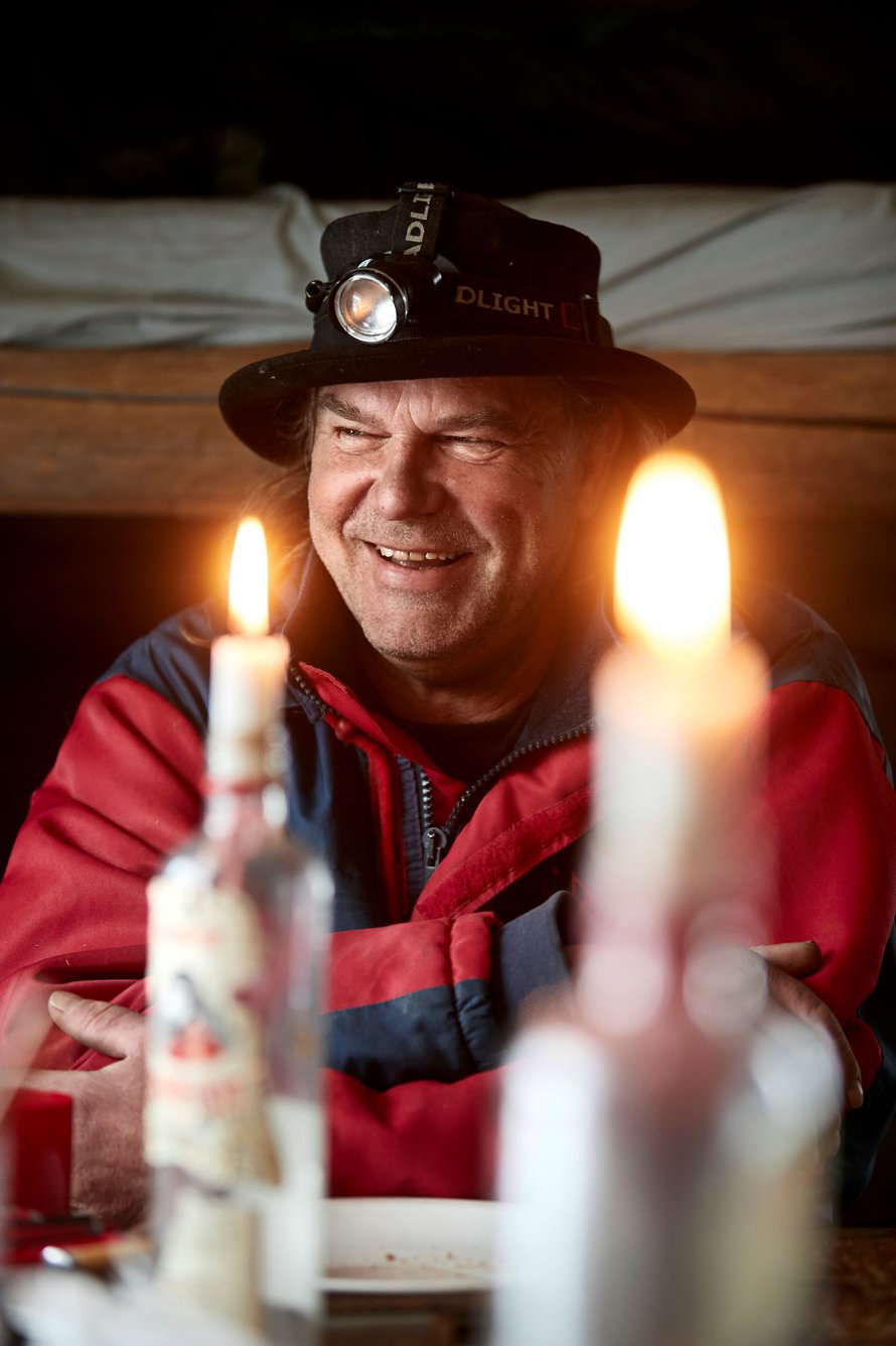 ”Täällä Lapissa ilta on pitkä ja pimeä. On aikaa lukea ja tuijottaa tulta. Tuli on vaikeuttanut elämääni paljon, ehkä juuri siksi osaan kunnioittaa sitä”, Kai sanoo.