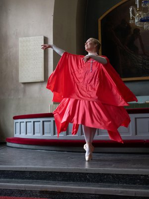 Ballerinavuosinaan Riina rakasti tanssia päärooleja. Nyt hän saa tanssia kirkossa osana papin työtään. ”Ajattelen, että tanssi on Jumalan minulle antama tehtävä.”