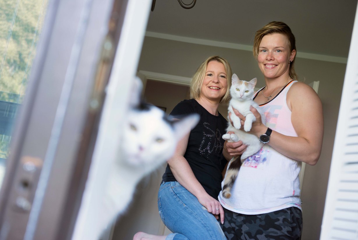 Sairaanhoitaja Saija Kannusmäki, 39, ja lastenhoitaja Nina Löfhjelm, tuttavallisesti Löffe, 36, asuvat Helsingissä. Lapset Anni, 9, ja Emil, 6, Saijan edellisestä liitosta asuvat vuoroviikoin pariskunnan luona. Joukkoon kuuluvat myös kissat Maukka ja Mimmi.
