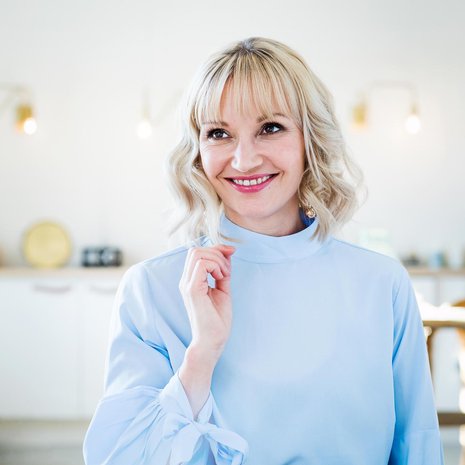 Farkut ja tennarit vaihtuivat klassisempaan tyyliin. Meikki L’Oréal Paris / Muru Ritala, Toimisto make up.