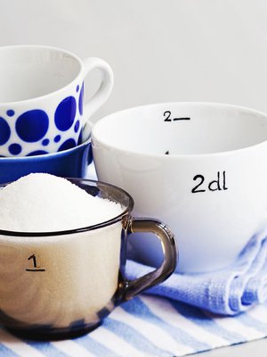 Kirpputorilta tai kaapin perältä voi löytää aineistoa mainioon lahjaan. 