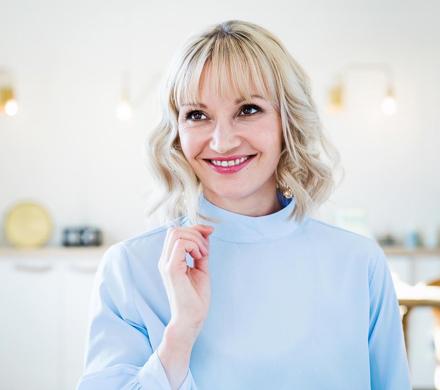 Farkut ja tennarit vaihtuivat klassisempaan tyyliin. Meikki L’Oréal Paris / Muru Ritala, Toimisto make up.